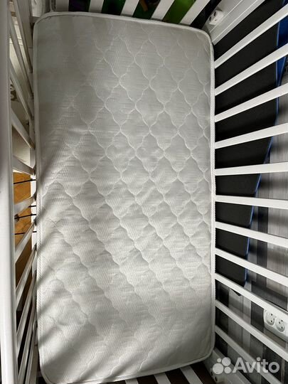 Детская кроватка с маятником