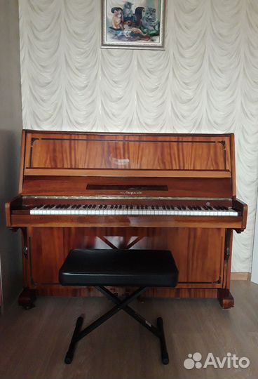 Пианино Лирика и банкетка (цена отдельно)