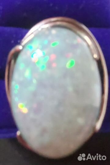 Кольцо с большим камнем