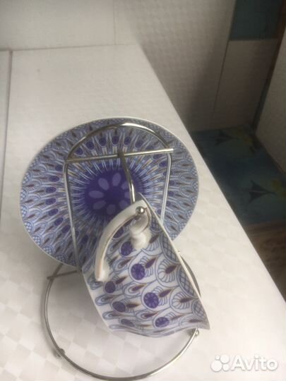 Чашка с блюдцем на подставке