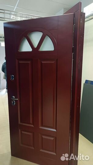 Дверь входная металлическая со стеклом