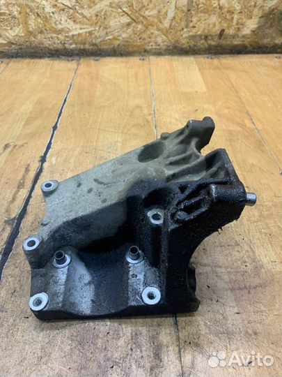 Кронштейн кондиционера Ford Focus 2 shda 2008