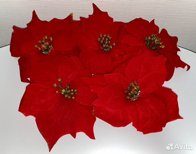 Новогоднее украшение пуансеттия на клипсе