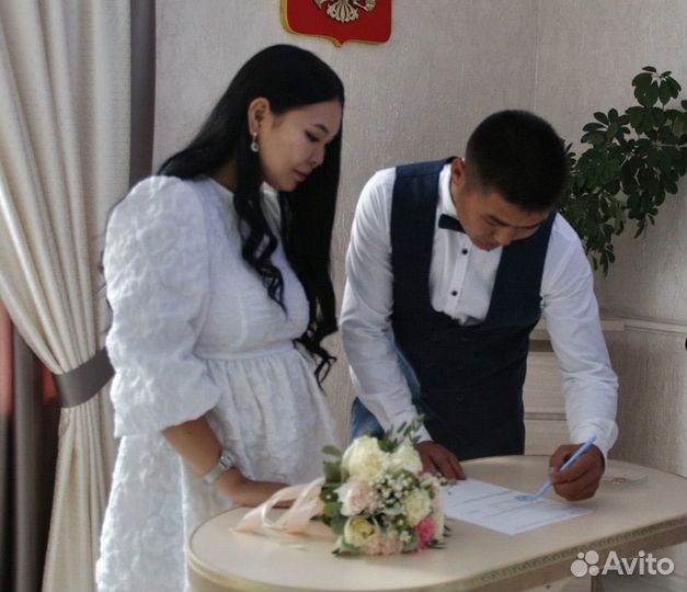 Белое вечернее платье