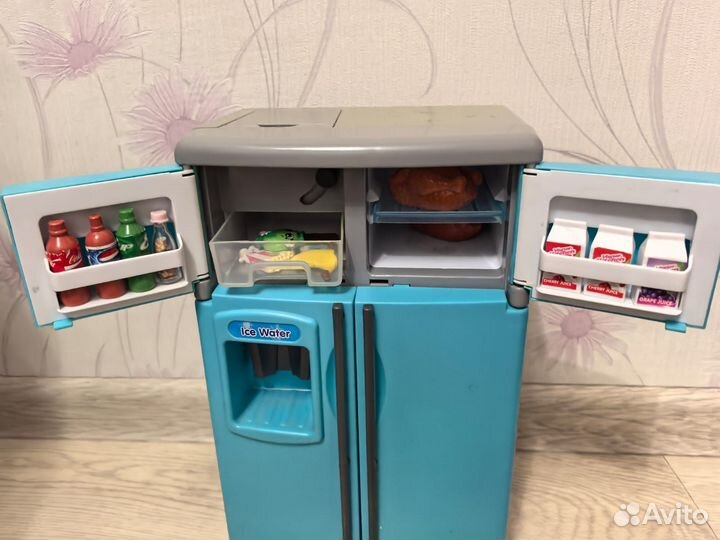 Игрушечный холодильник
