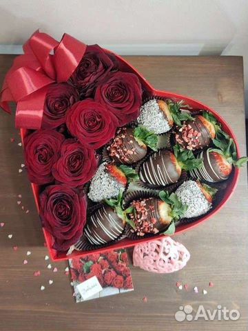 Цветы и клубника в сердце