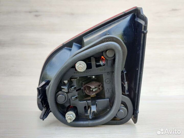 Фонарь задний левый внутренний Peugeot 406 wagon