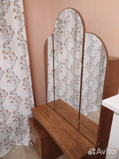 Туалетный столик с зеркалом бу