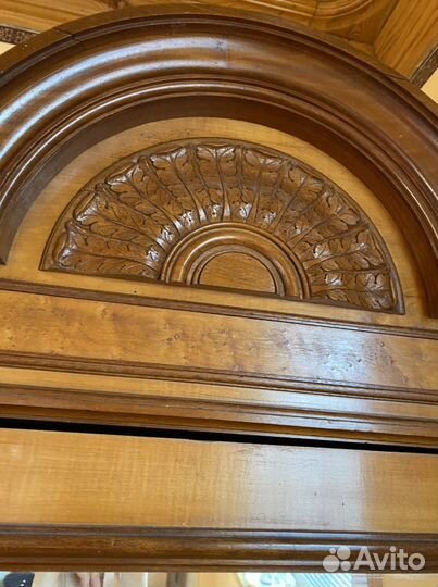 Старинный антикварный шкаф