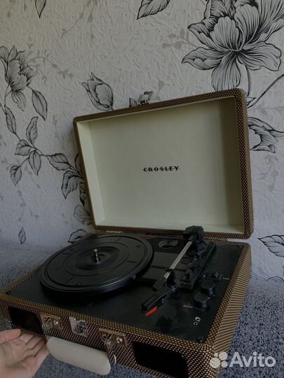 Проигрыватель с большим количеством пластинок