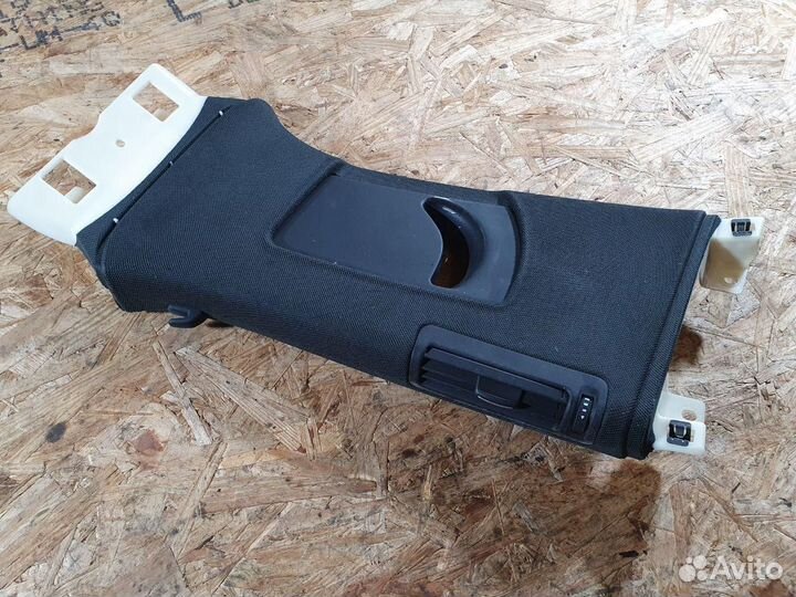 Обшивка центральной стойки правая верхняя Audi A8