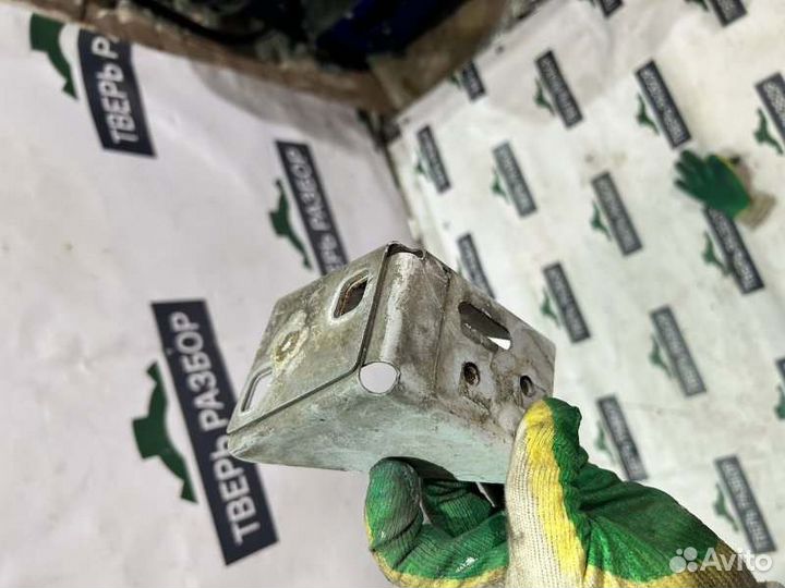Кронштейн крыла - левый Ford Transit MK8 2.2