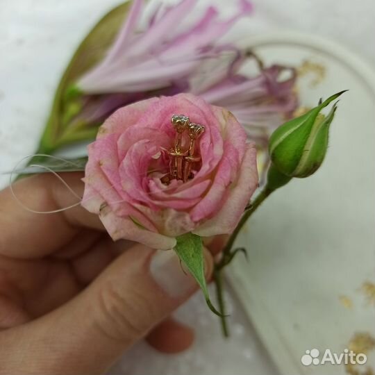 Золотые серьги пуссеты с бриллиантами