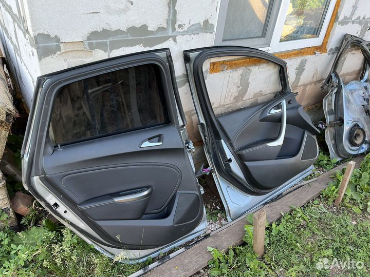 Opel Astra 1.4 МТ, 2011, битый, 120 000 км