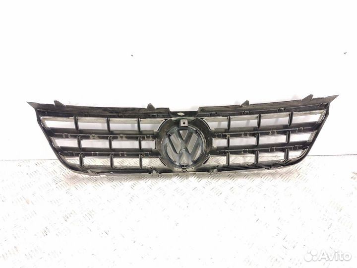 Решетка радиатора Volkswagen Touareg 2005