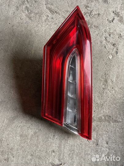 Фонарь внутренний правый Toyota Camry 8 XV70