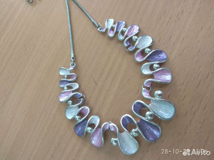 Брошь, колье, подвеска, подставка для тарелки