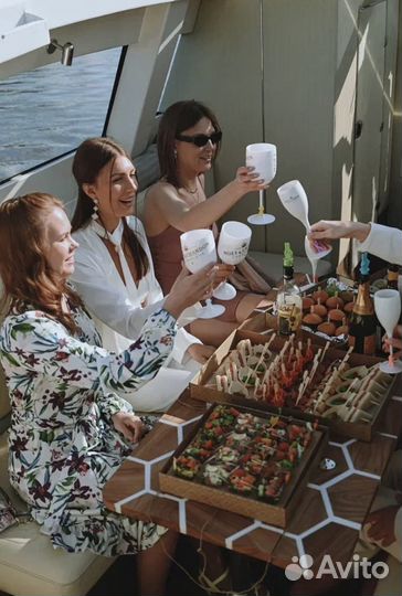 Прогулки на теплоходе, аренда катера, яхты