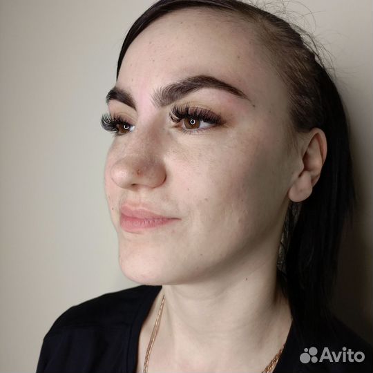 Модель на брови