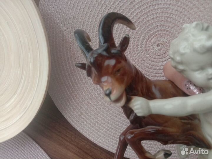 Фарфоровые статуэтки германия мальчик держит козла