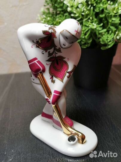 Фарфоровая фигура Хоккеист, спорт а-ля рус