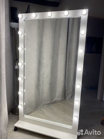 Зеркало с лампами на колесах