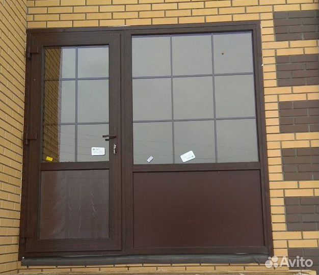 Пластиковая дверь в дом многозапорная