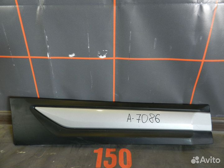 Накладка двери задней - Mitsubishi Outlander 3