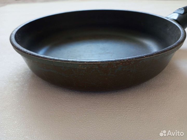 Чугунная сковорода с титановым покрытием 23*5