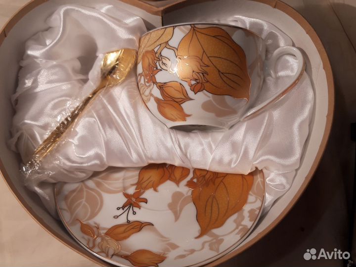 Бульонница фарфоровая с тарелочкой и ложкой