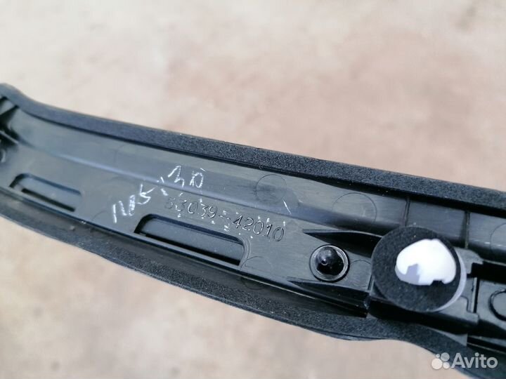 Уплотнитель капота Toyota RAV4