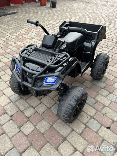 Детский квадроцикл на аккумуляторе