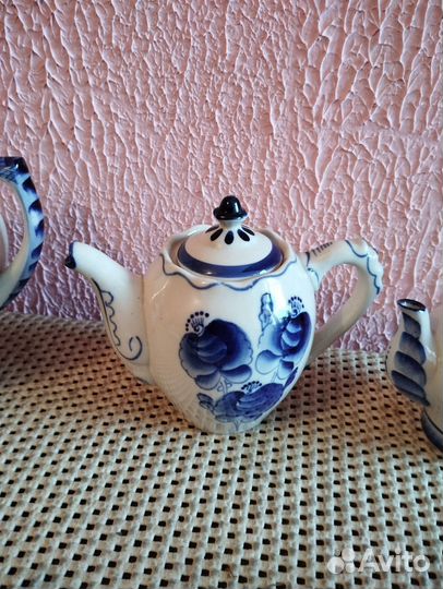 Коллекция чайников Гжель и других предметов