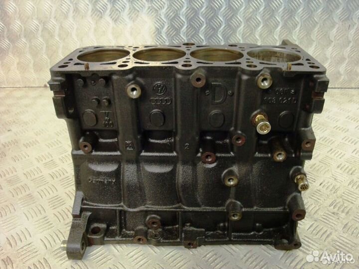 Блок цилиндров Audi A4 B7 2.0 BUL 06р103021d