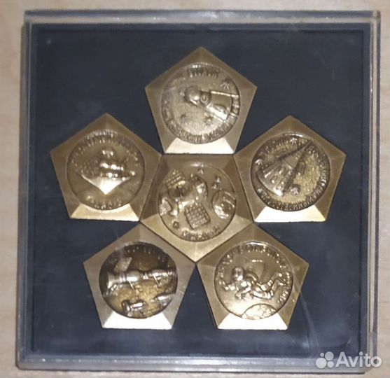 Значки космос в коробочке