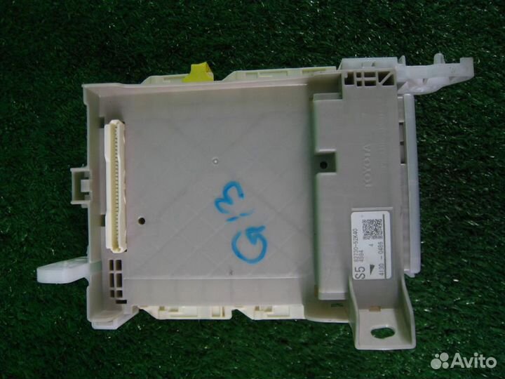 Блок предохранителей салонный Toyota Yaris P13 20