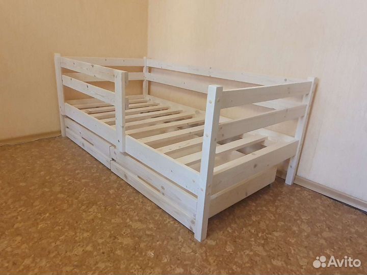 Детская кровать из массива с высокими бортиками