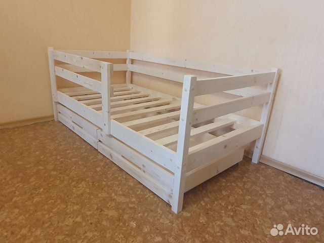 Детская кровать из массива с высокими бортиками