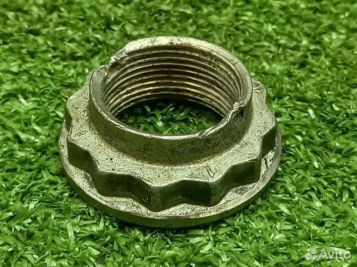 Гайка ступичная передняя правая Land Rover Range