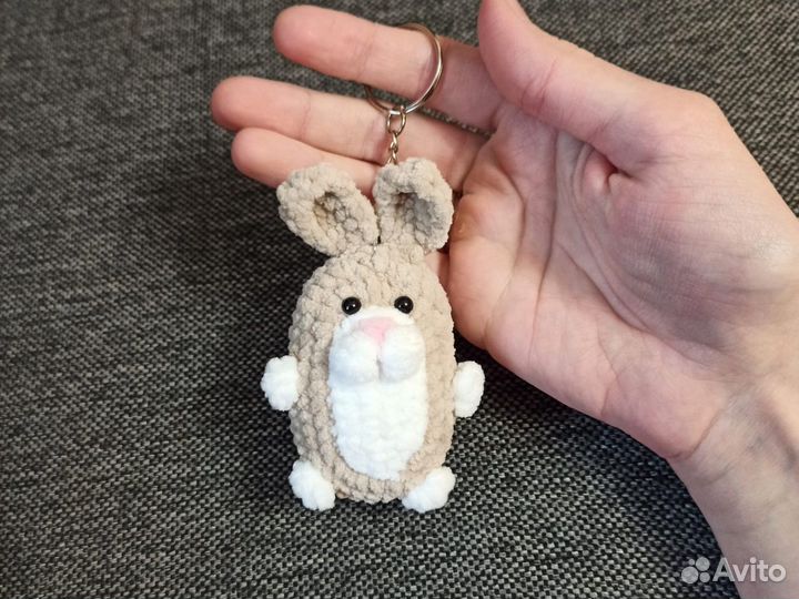 Зайчик брелок вязаный
