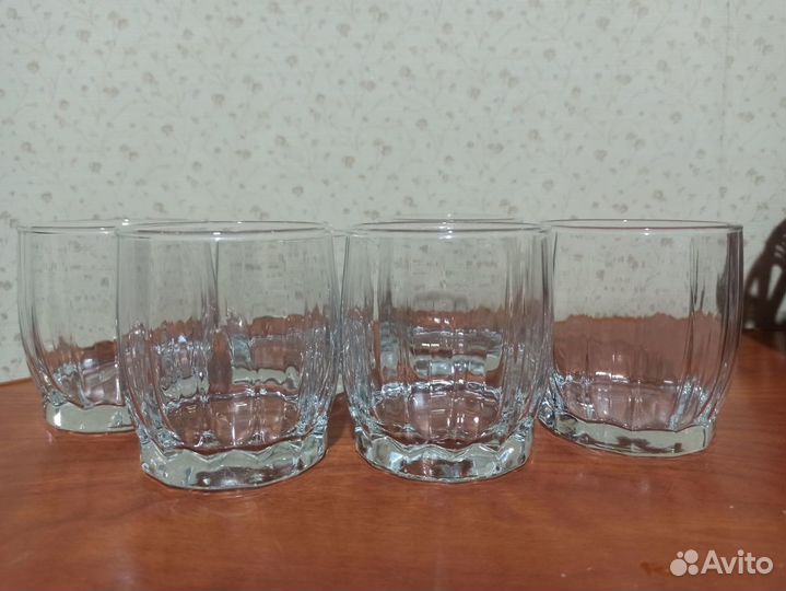 Набор высоких и низких стаканов