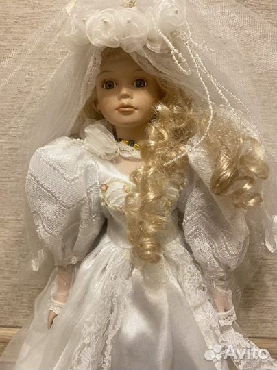 Кукла фарфоровая