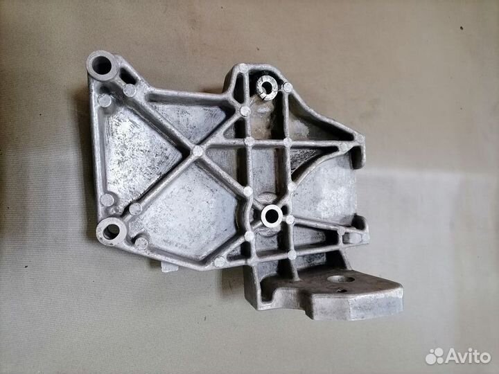 Кронштейн компресс.кондиц.VW Passat B5 1996-2000