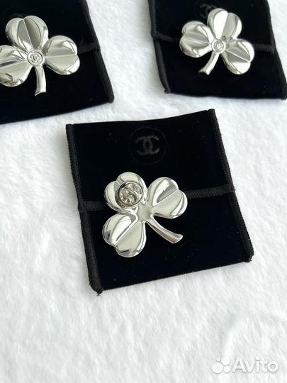 Брошь Chanel клевер