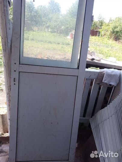 Дверь пластиковая со стеклом