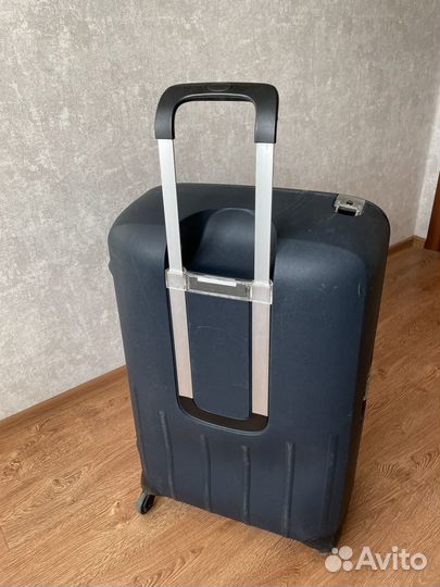 Чемодан на колесах samsonite