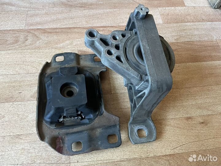 Подушка опора двс Mazda 3 BK левая