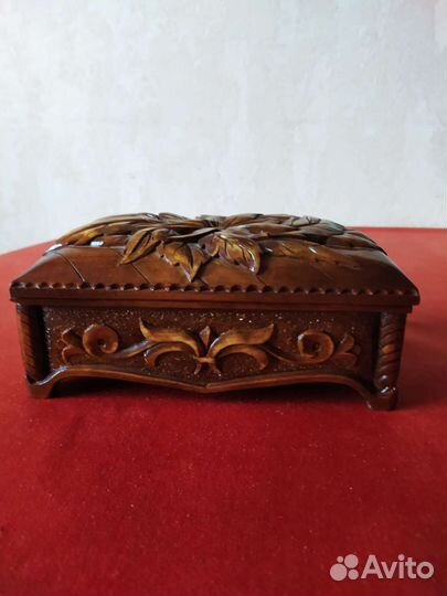 Деревянная шкатулка