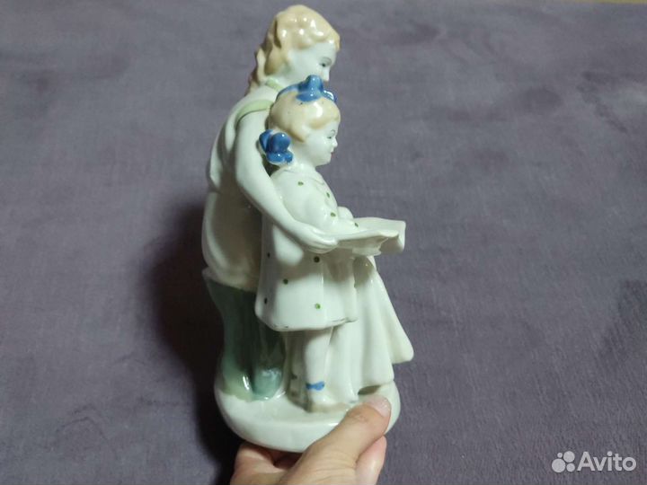 Статуэтка фарфоровая Мама с дочкой читают книгу