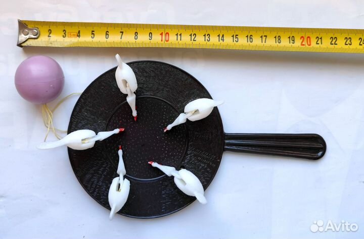 Игрушка новая СССР Курочки клюют зерно в кормушке